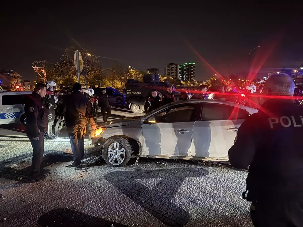 Yüreğir’de Dur İhtarına Uymayan Araç Takibi Sırasında Kaza: 2 Polis Yaralandı