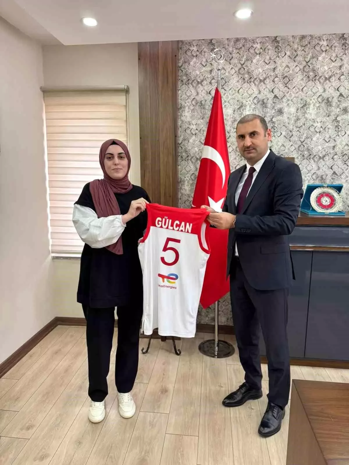 Yurtlig Projesi’nde Çekilişle Forma Kazanan Öğrenciye Ödül Verildi