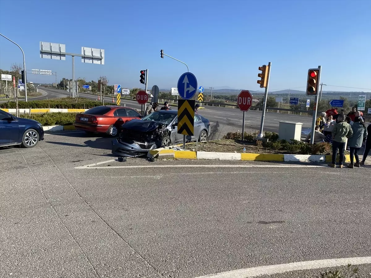 Ayvalık’ta Trafik Kazası: 3 Yaralı