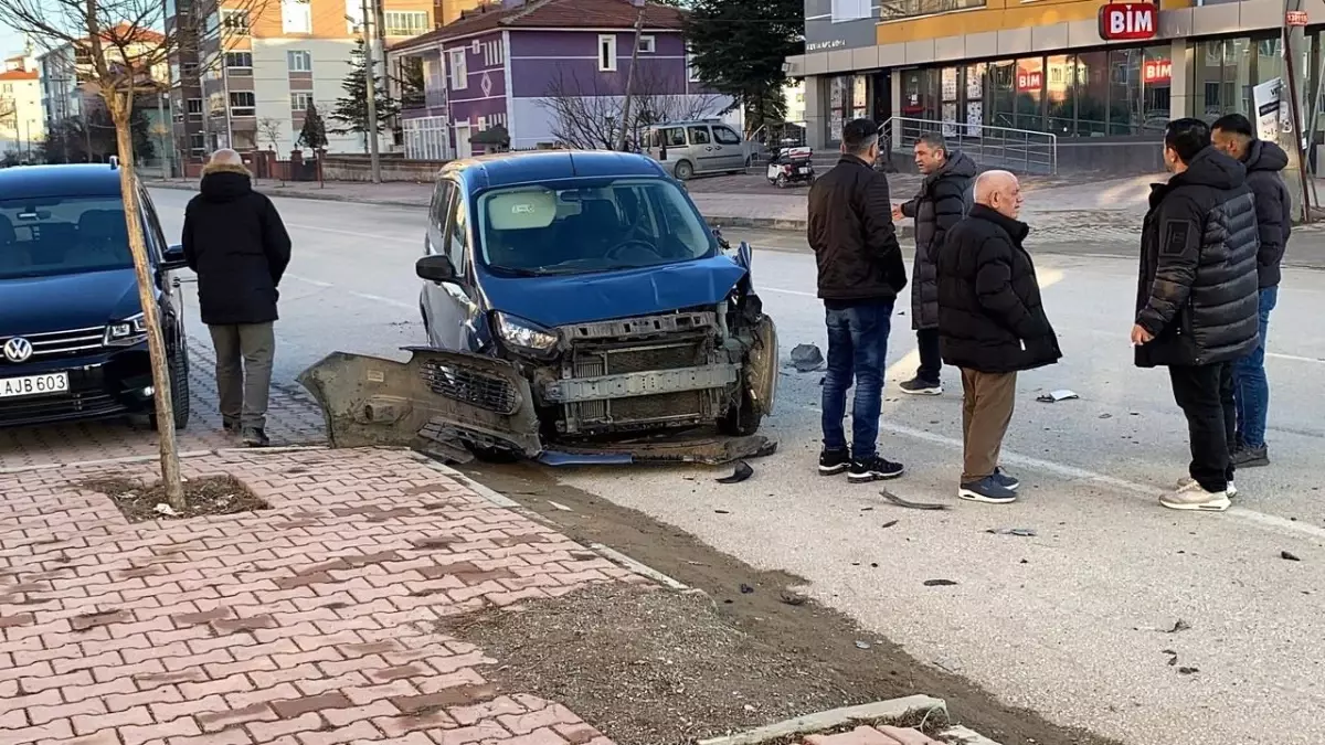 Konya’da İki Hafif Ticari Araç Çarpıştı