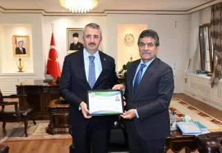 Vali Sezer, Emekli Ticaret Müdürü Altun’a Başarı Belgesi Verdi