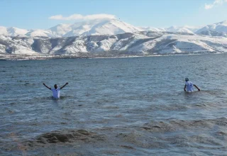 Vangölü Aktivistleri Dondurucu Soğukta Yüzerek Gölü Koruma Çağrısında Bulundu