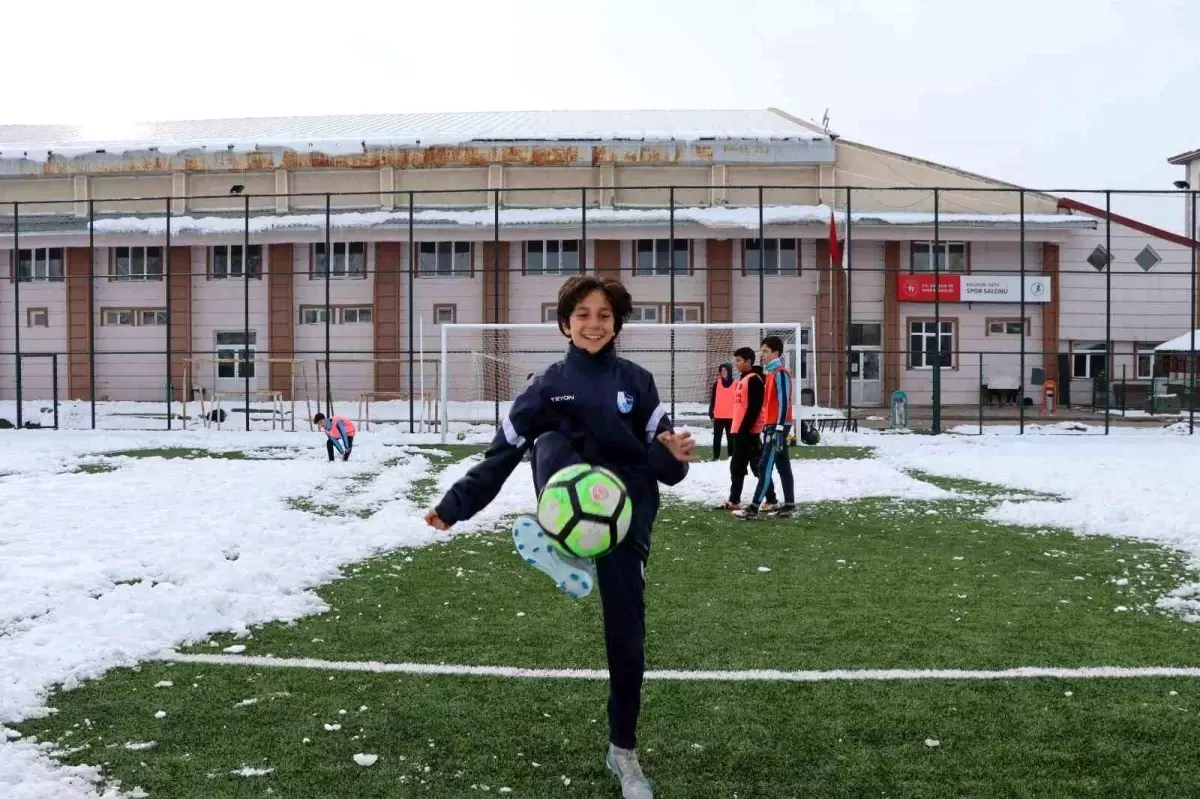 13 Yaşındaki Genç Futbolcu Saldıray Berk Aykut, Erzurumspor U-14 Takımında Geleceğe Hazırlanıyor