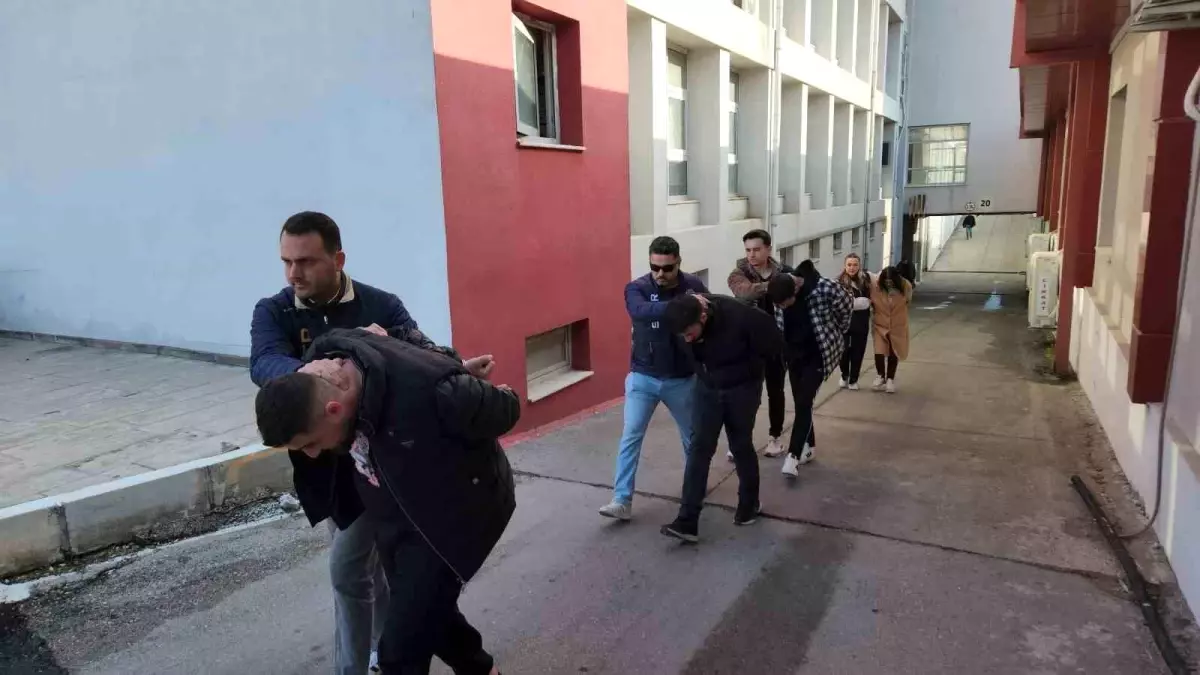Adana’da 72 Yaşındaki Emekli Dolandırıldı: 6 Kişilik Şebeke Çökertildi