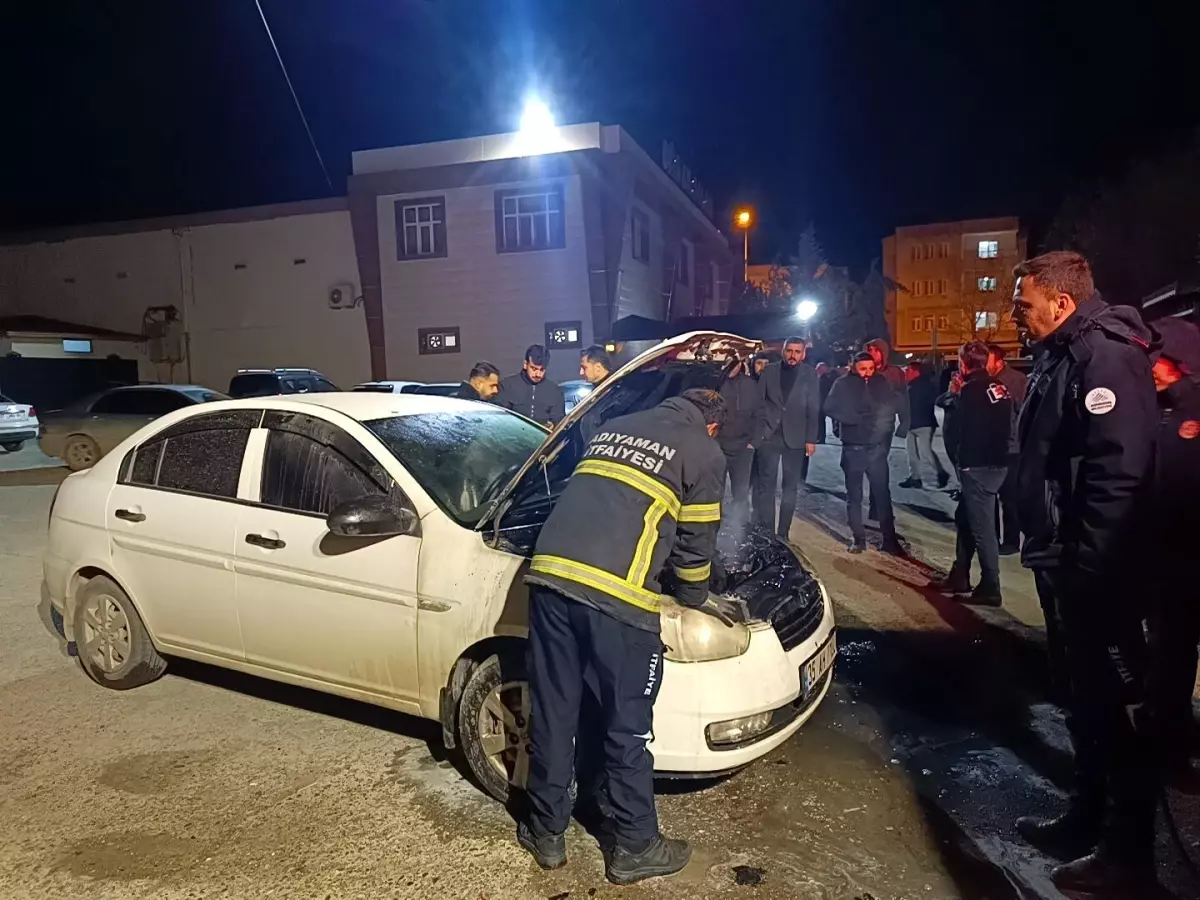 Adıyaman’da Park Halindeki Otomobil Alev Aldı
