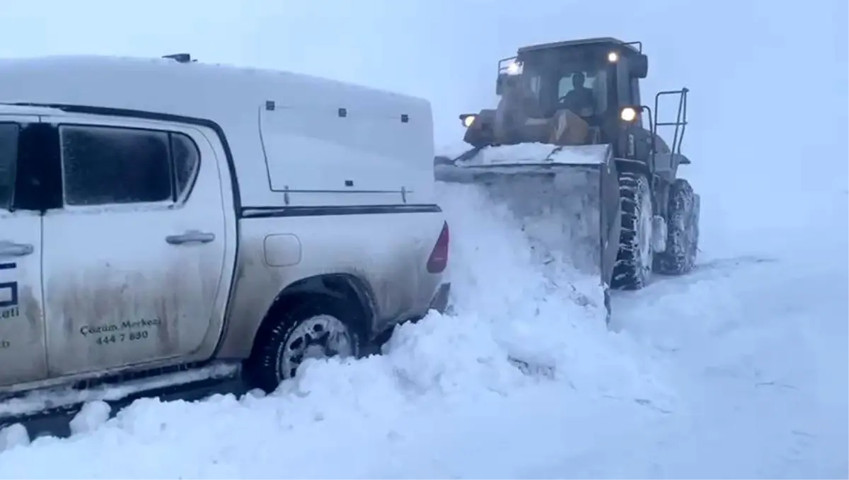Ağrı’da Kar Yağışı Nedeniyle Mahsur Kalan Elektrik Arıza Ekipleri Kurtarıldı