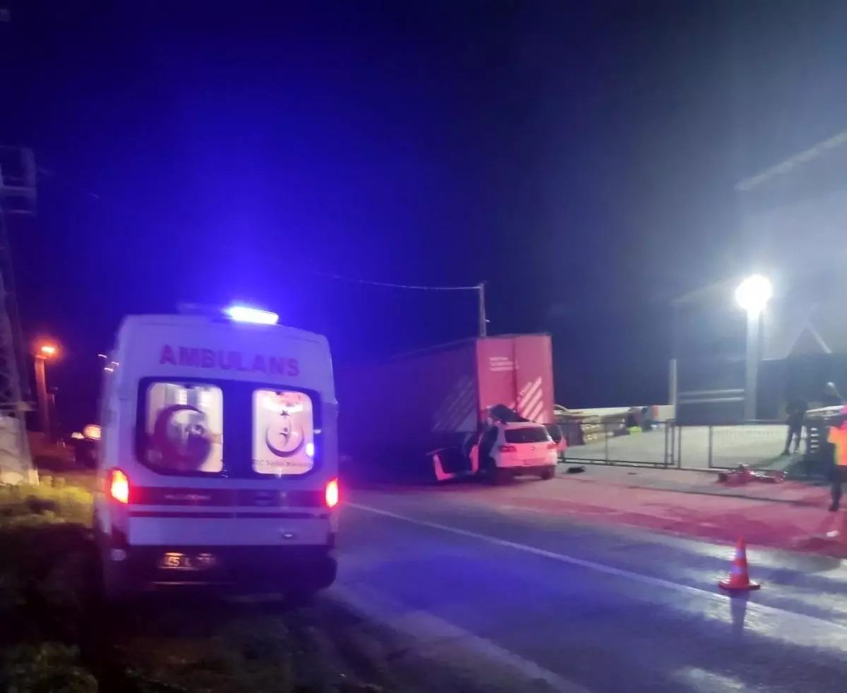 Akhisar’da Park Halindeki Tıra Çarpan Otomobilde 2 Kişi Hayatını Kaybetti