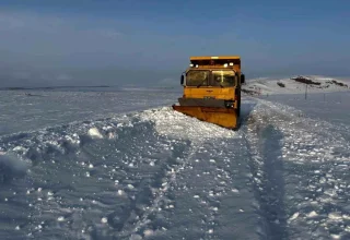 Ardahan’da Kar ve Buzlanma Nedeniyle Yolda Mahsur Kalan Araçlar