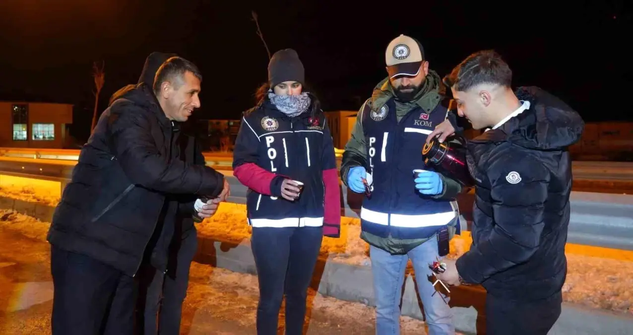 Bayburt’ta Polis Ekiplerinden Soğuk Havada İç Isıtan Jest