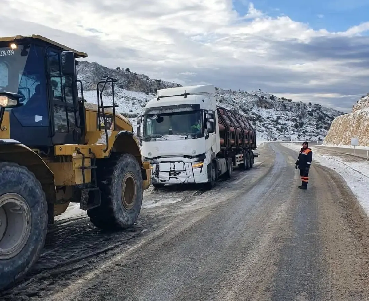 Besni’de Kar Yağışı Nedeniyle Araçlar İş Makineleriyle Çekildi