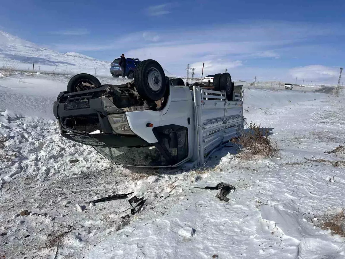 Bitlis’te Buzlanan Yolda Kamyonet Şarampole Yuvarlandı