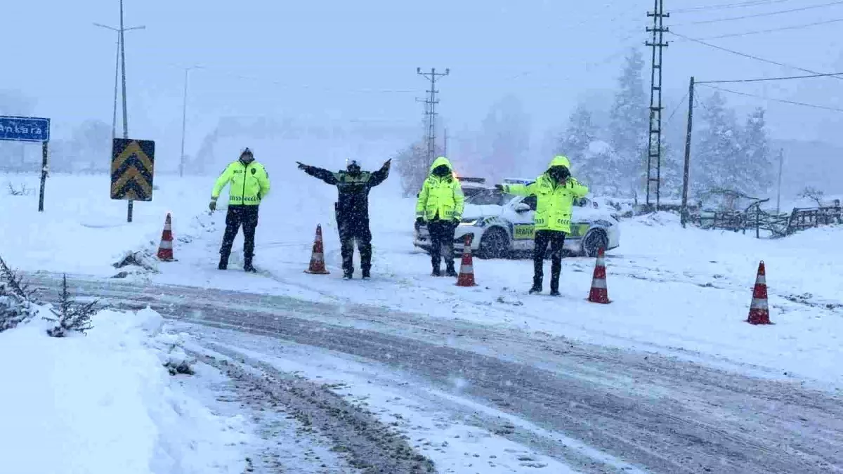 Bolu Dağı’nda Yoğun Kar Yağışı ve Kazalar Nedeniyle D-100 Yoluna Kapandı