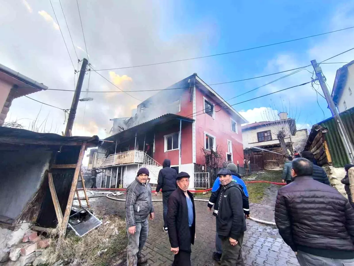 Bolu’da Yangın: 2 Katlı Ev Kül Oldu