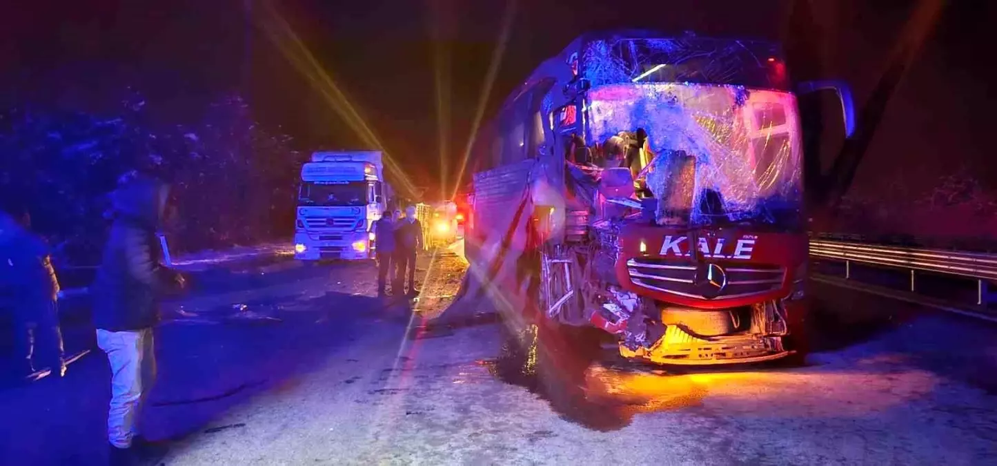 Bolu’da Yolcu Otobüsü Tıra Çarptı: 6 Yaralı