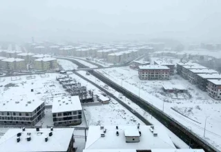 Düzce’de Kar Yağışı Esnafı Mağdur Etti, Eğlence Kar Savaşına Dönüştü