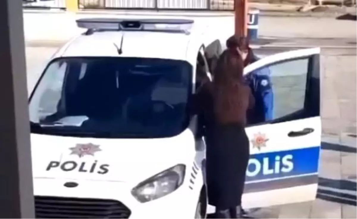 Erzincan’da Öğrenciler, Polis Aracından Şarkı Söyledi