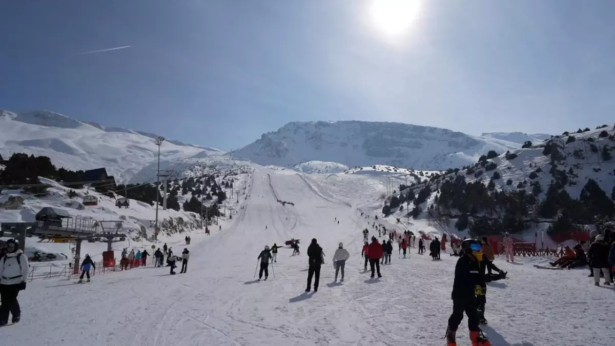 Erzincan’ın Kadın Milli Paraşütçüsünden Yamaç Paraşütü Gösterisi