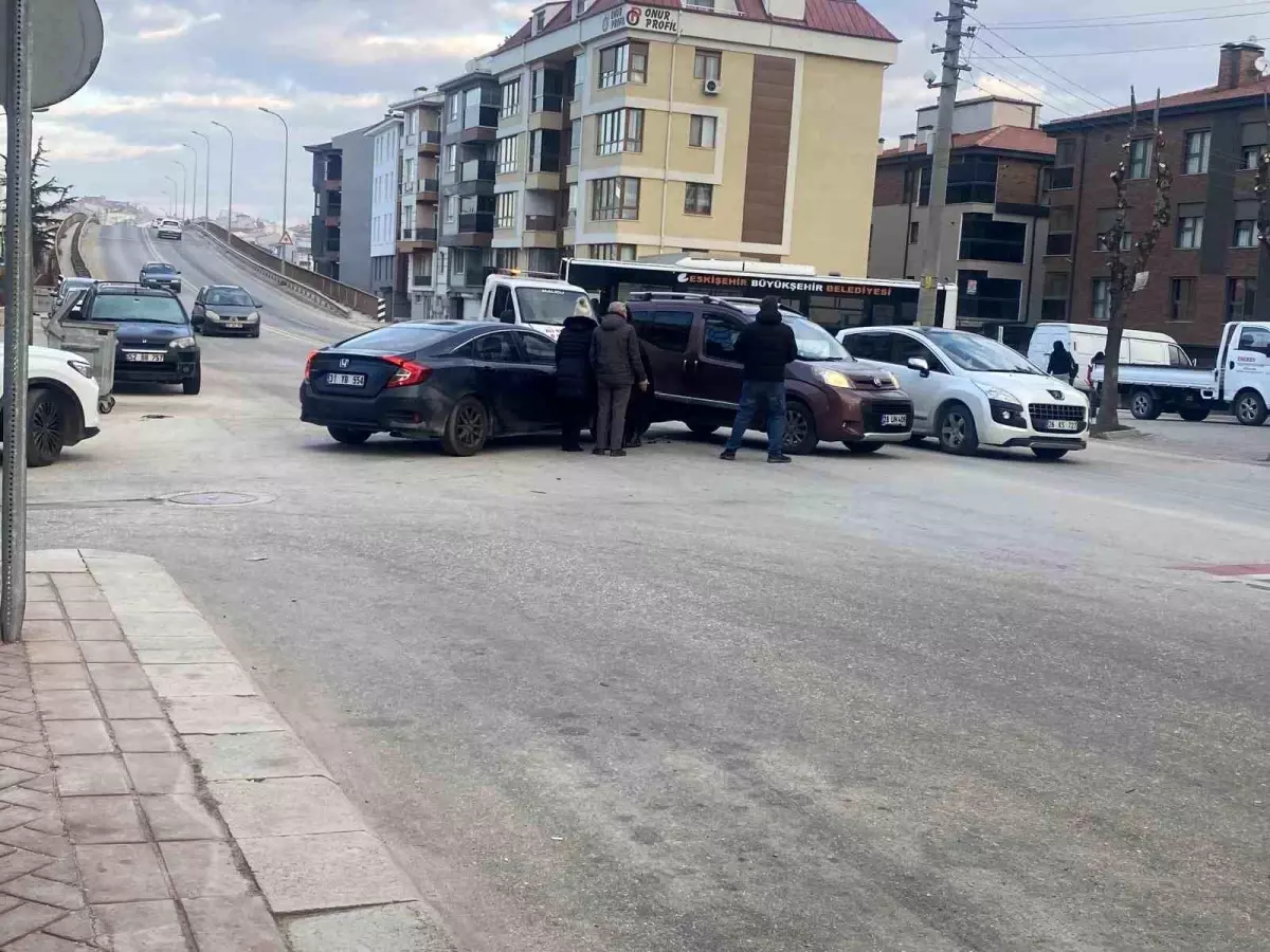 Eskişehir’de Trafik Kazası: İki Araç Çarpıştı