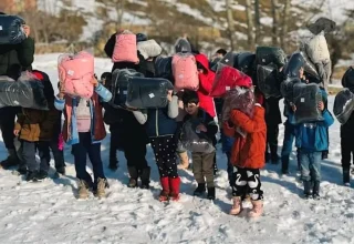 Hakkari’de Çocuklara Mont ve Ayakkabı Yardımı