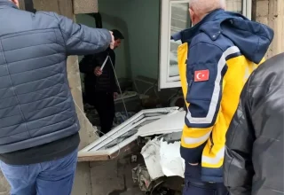 Hakkari’de Park Halindeki Araç Ev Duvarını Yıktı