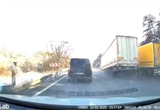 İnegöl’de Tır Dorsesi Kopunca Yol Ortasında Kaldı