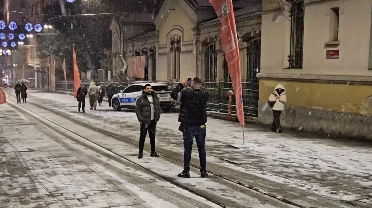 İstanbul’da Kar Yağışı Eğlencelere Sahne Oldu