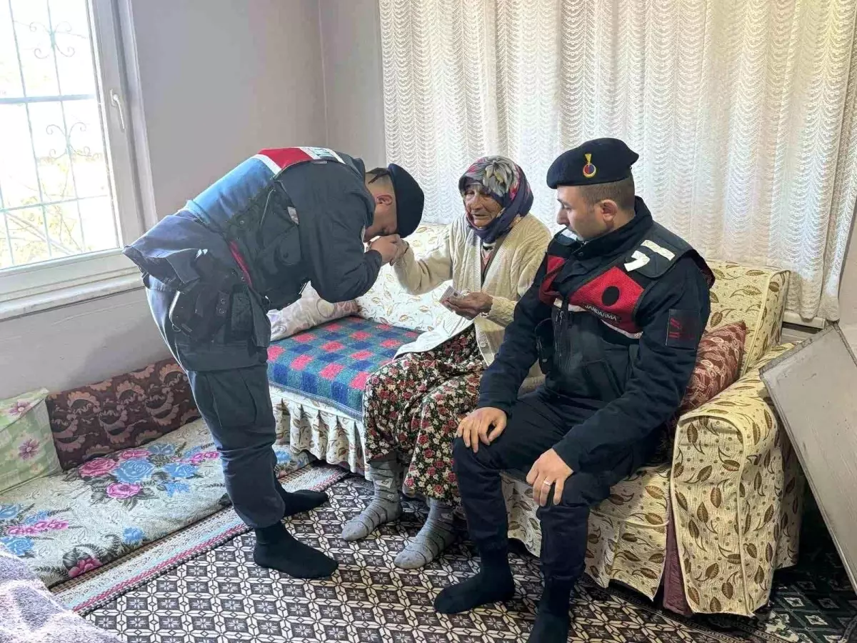 Jandarma, 87 Yaşındaki Dudu Teyze’yi Ziyaret Etti