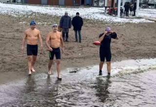 Kar Yağışında İznik Gölü’nde Yüzme Geleneği Devam Ediyor