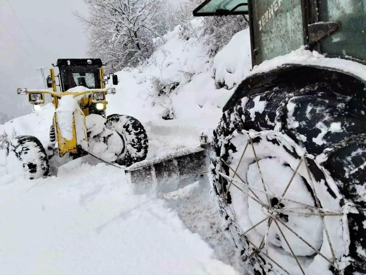 Kastamonu’da Cenaze Yolu Karla Kapandı