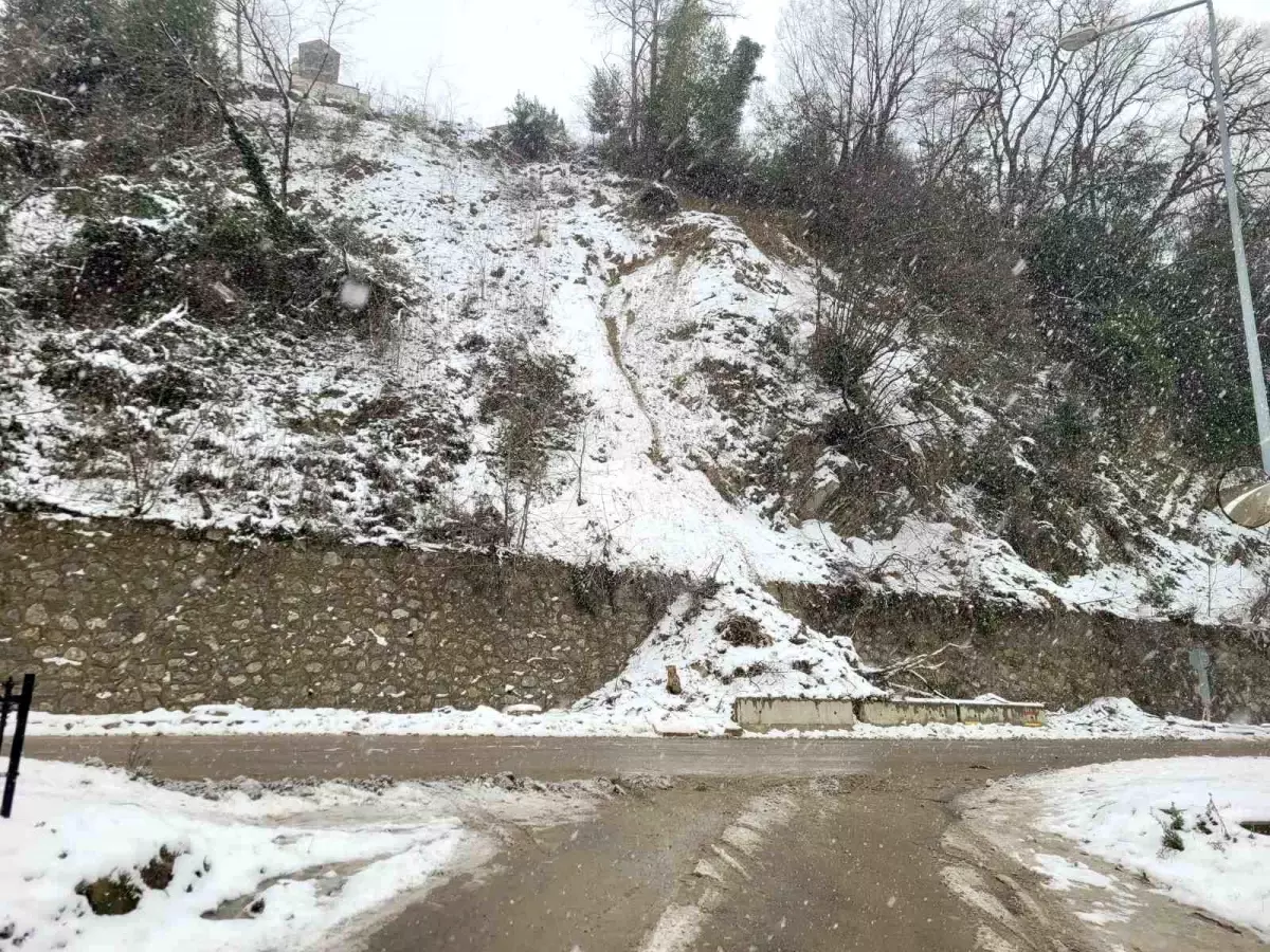 Kastamonu’nun İnebolu ilçesinde heyelan: 3 bina tahliye edildi