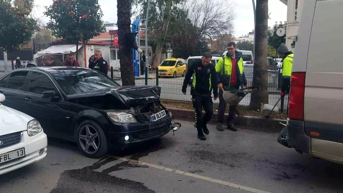 Manavgat’ta Okul Servisine Arkadan Çarpan Otomobilde Yaralanan Olmadı