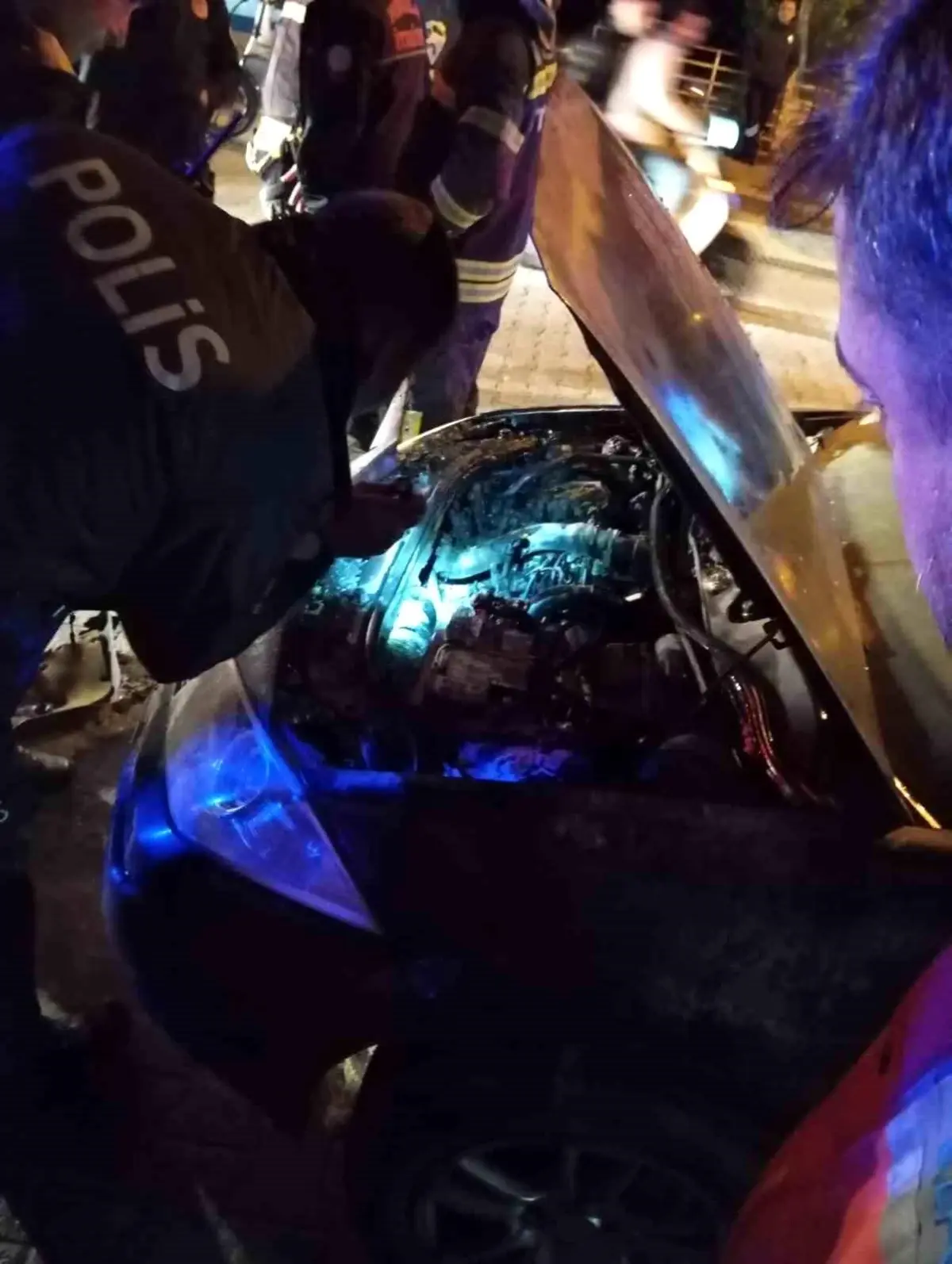 Marmaris’te Park Halindeki Araçta Yangın, Motokuryeler Müdahale Etti