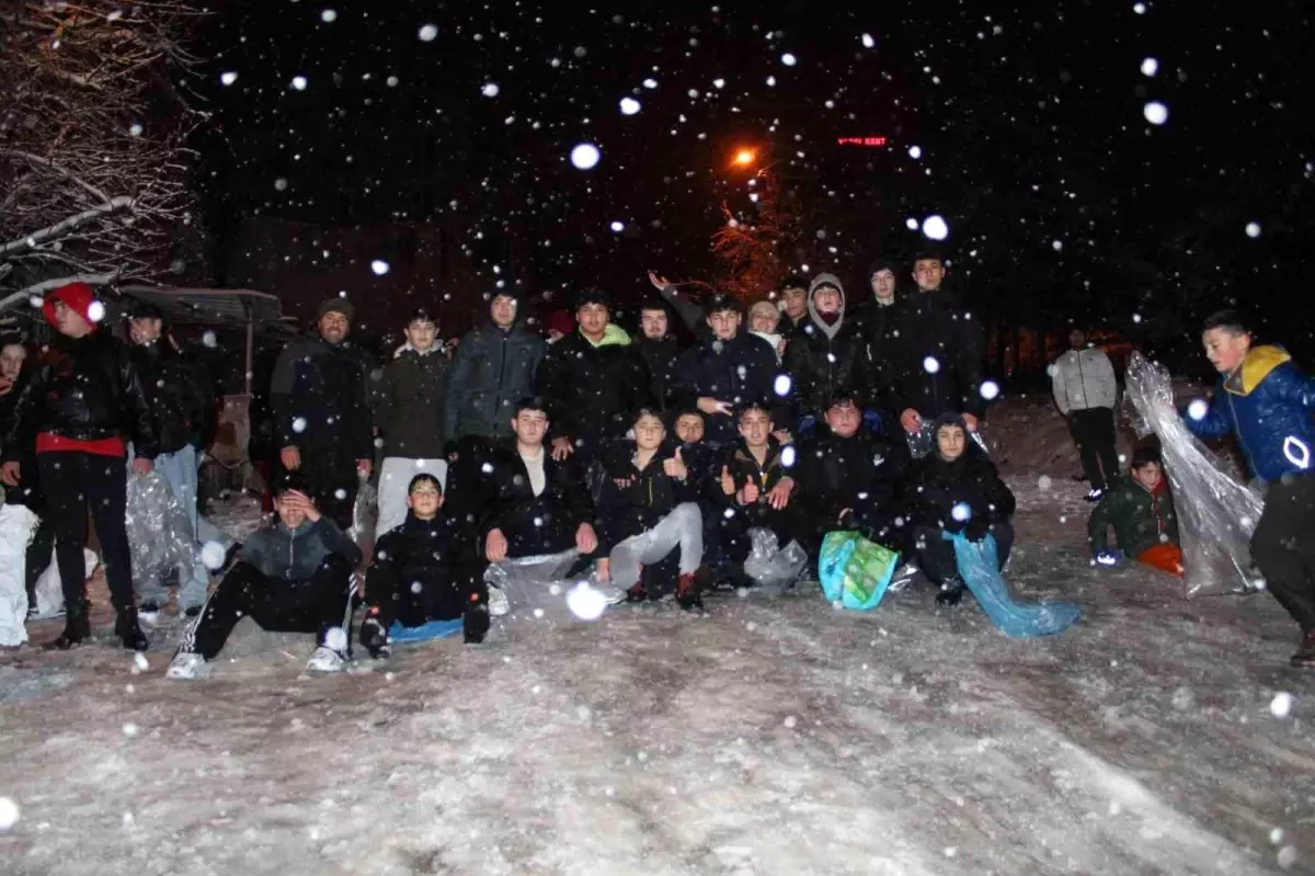 Ordu’da 4 Yıl Aradan Sonra Yağan Kar, Vatandaşları Kayak Pistine Dönüştürdü