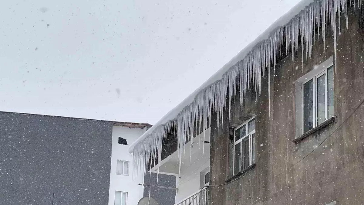 Tatvan’da Yoğun Kar Yağışı Çatılardaki Buz Kütlelerini Tehdit Ediyor