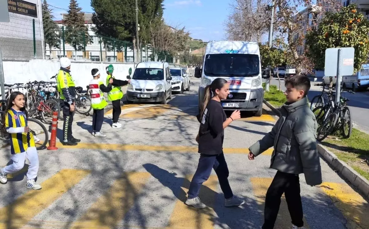 Trafikte Yaya Önceliği İçin Öğrencilere Eğitim