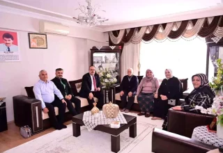 Vali Canbolat, ilk şehit öğretmen Akar’ın ailesine misafir oldu