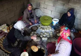 Van’da Ramazan Ayı Geleneği: Cevizli Çörekler Tandırda Pişiriliyor