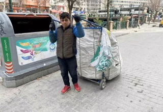 13 Yaşındaki Çocuk, Kardeşlerine Bakmak İçin Geri Dönüşüm İşçiliği Yapıyor