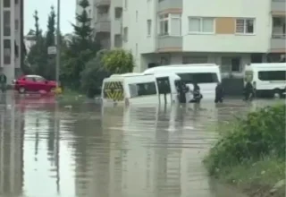 Adana’da Sağanak Yağış Öğrenci Servisini Mahsur Bıraktı