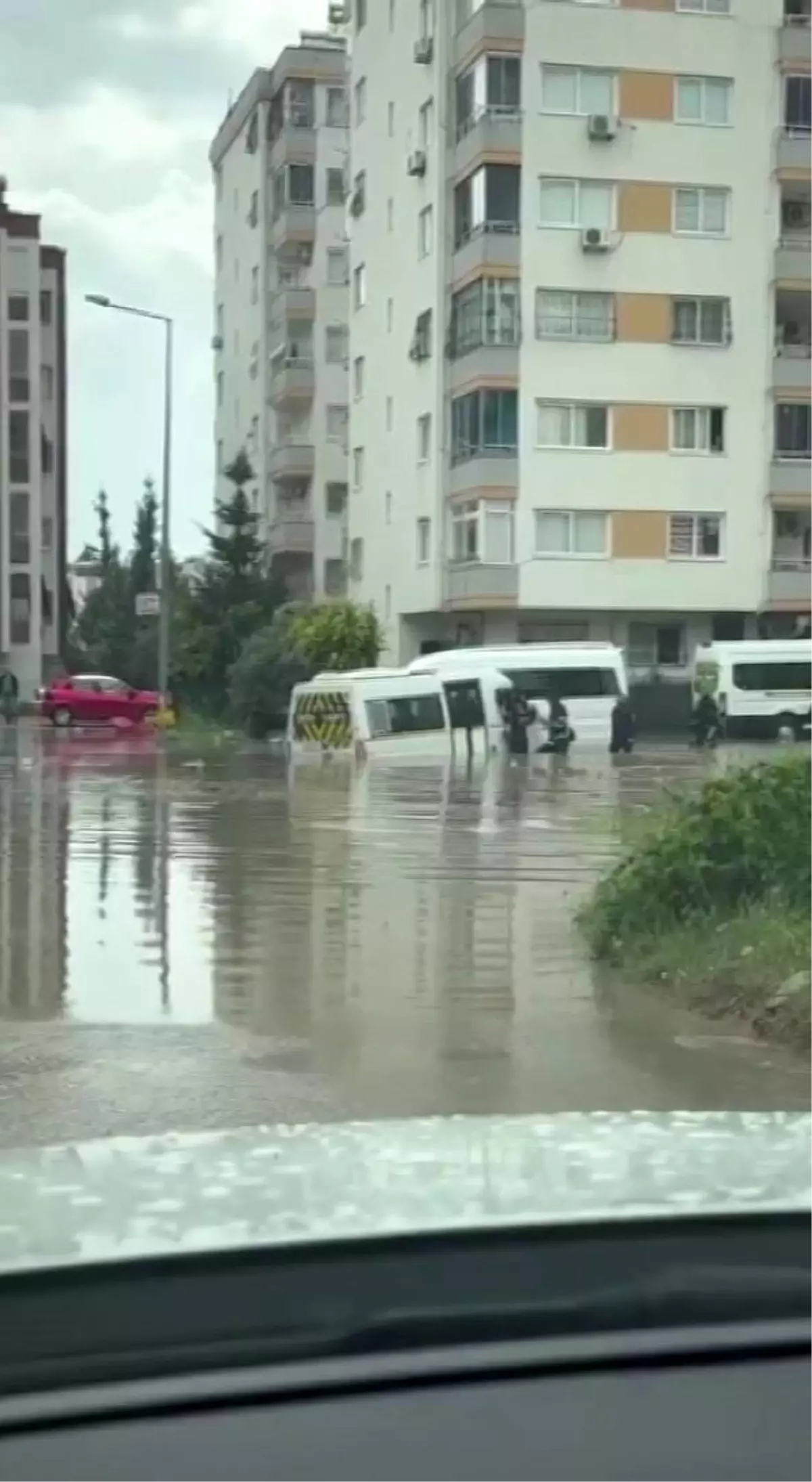 Adana’da Sağanak Yağış Öğrenci Servisini Mahsur Bıraktı