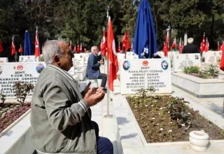 Adana’da şehit aileleri evlatlarının kabirleri başında dua ederek karanfil bıraktı