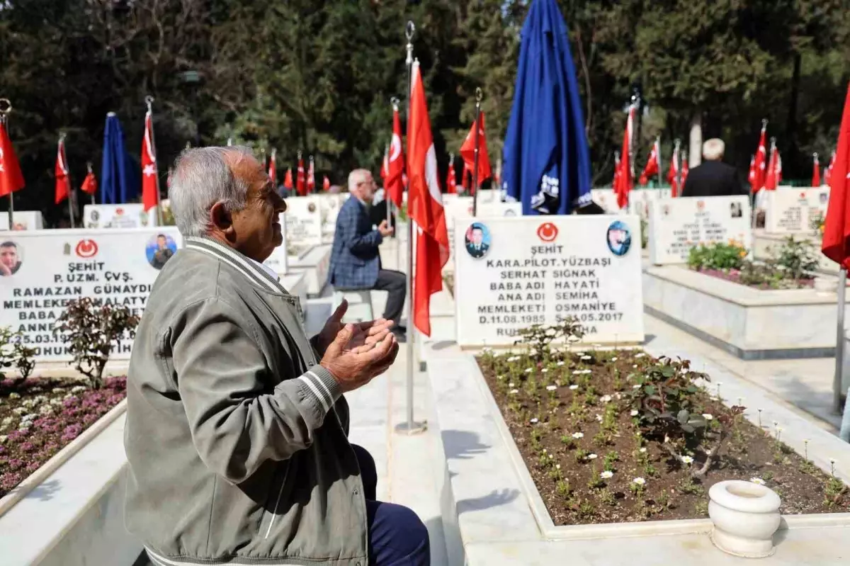 Adana’da şehit aileleri evlatlarının kabirleri başında dua ederek karanfil bıraktı