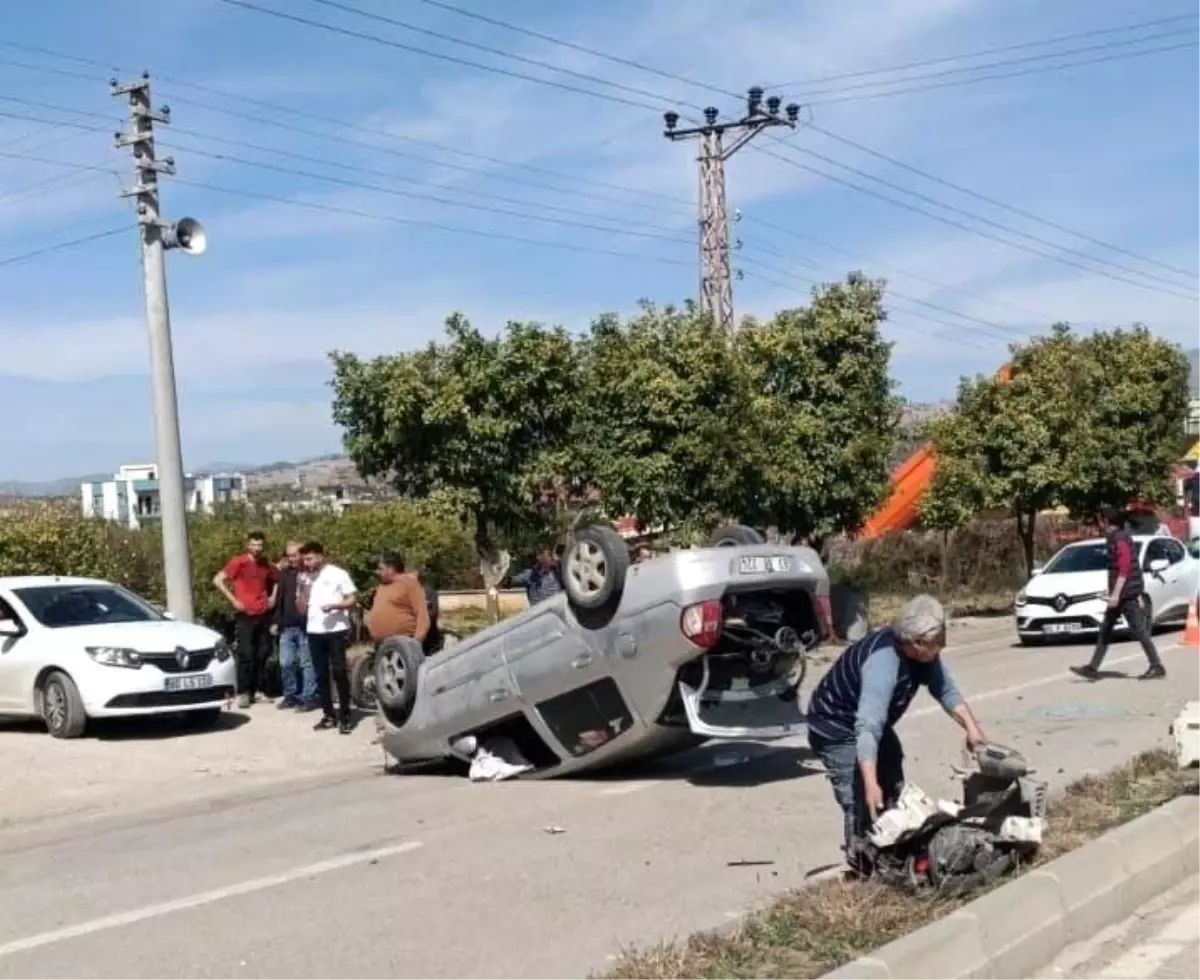 Adana’da Trafik Kazasında Takla Atan Otomobili Vatandaşlar Düzeltti