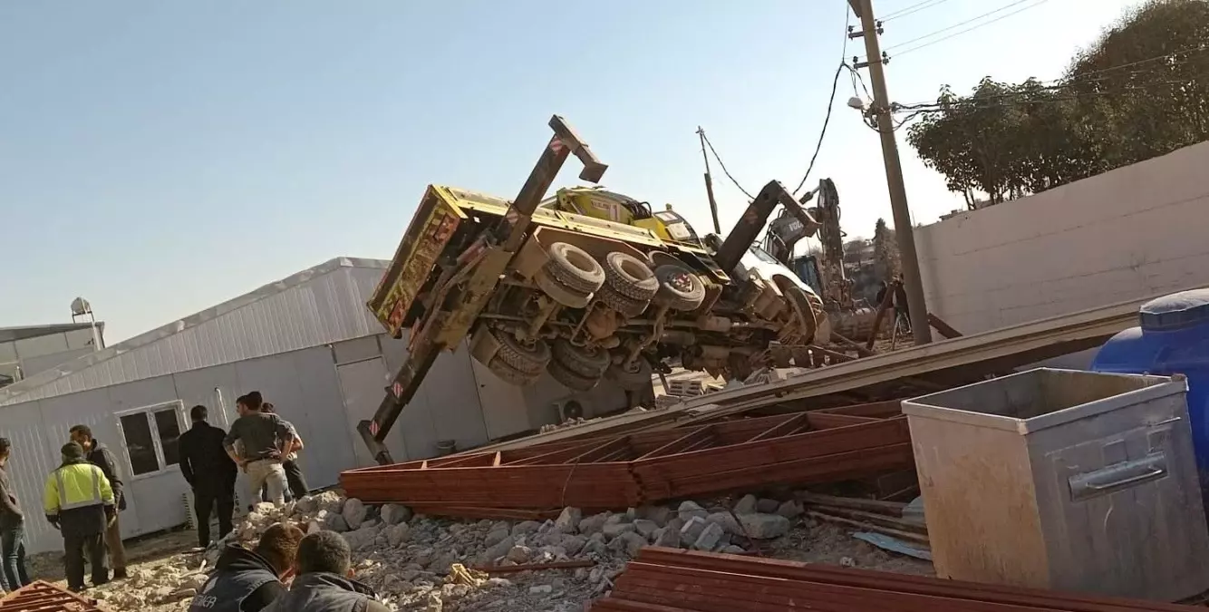 Adıyaman’da Vinç Devrildi, 1 Yaralı