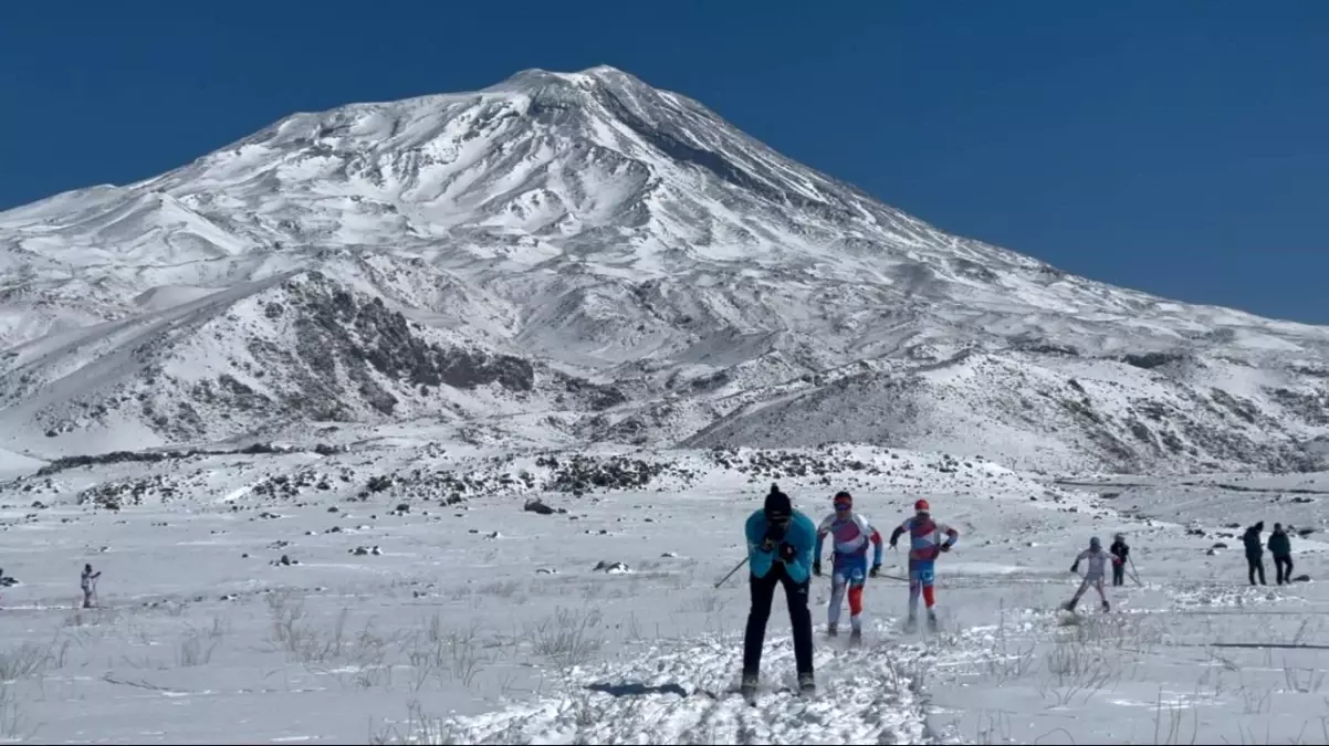 Ağrı Dağı’nda Kayak Keyfi: Sporcular Unutulmaz Bir Deneyim Yaşadı