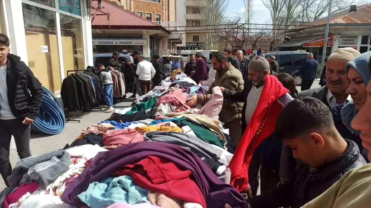 Ahlat’ta Bayram Öncesi Alışveriş Yoğunluğu