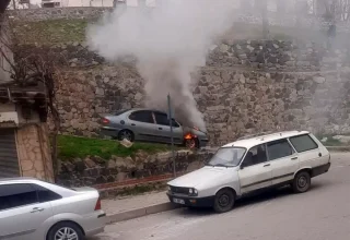 Ankara’nın Beypazarı’nda Park Halindeki Otomobilde Yangın Çıktı