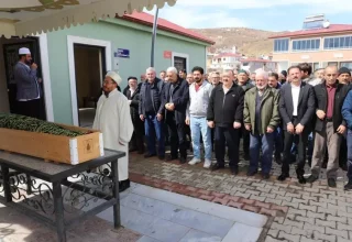 Annesinin tabutu başında kalp krizi geçirip hayatını kaybetti