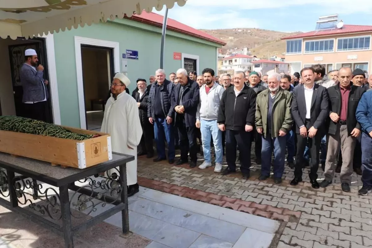 Annesinin tabutu başında kalp krizi geçirip hayatını kaybetti