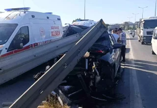 Antalya’da Feci Kaza: Otomobil Bariyerlere Çarptı, 3 Yaralı